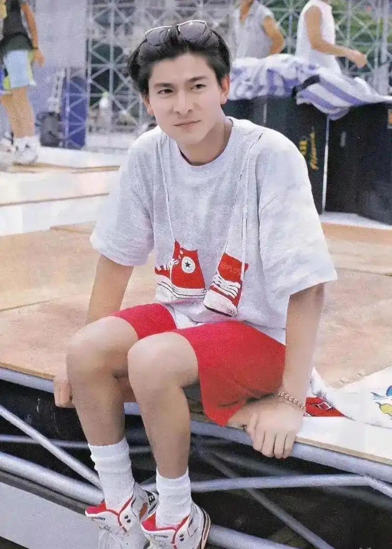 在上世纪80年代,年轻的刘德华走红,他的一张照片被广泛传播.在照片中,