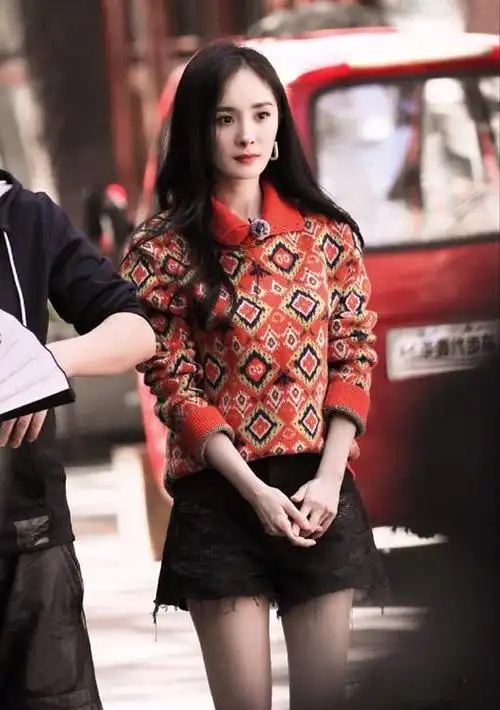 杨幂身穿翻领条纹针织衫搭骑行裤,露出的修长大长腿,让人羡慕