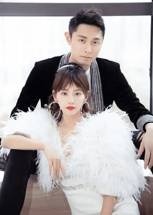 当然最让人羡慕的,还是她嫁给了一个年轻帅气又爱她的老公买超.