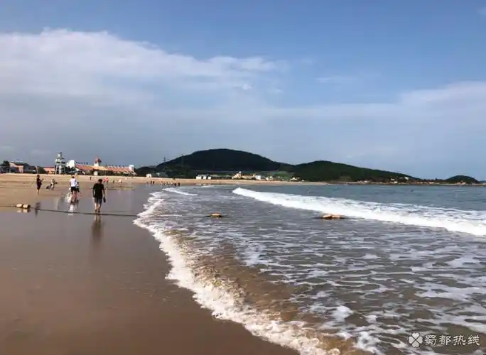 与第一海水浴场和第二海水浴场相比,这里的人要少得多.