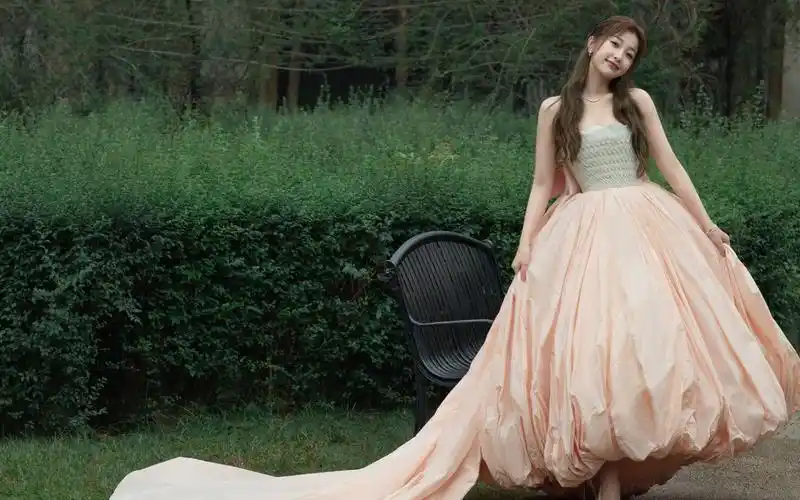 虞书欣露肩露背裙图片-美女壁纸-高清美女图片-第8图-娟娟壁纸