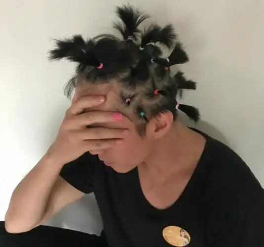 邓超被小花妹妹扎满头小辫 手上涂满粉红指甲油