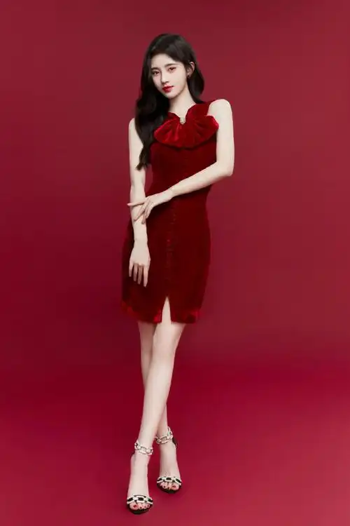 鞠婧祎罕见一字带高跟造型