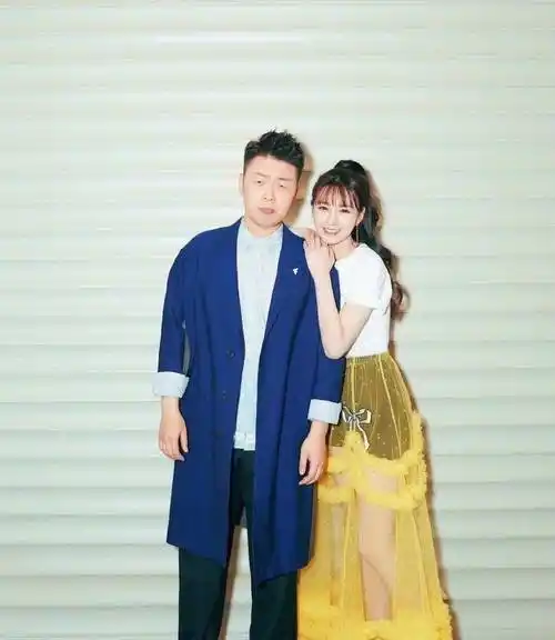 沈梦辰独自一人过节日晒美照不见海涛身影捂嘴微笑氛围感十足