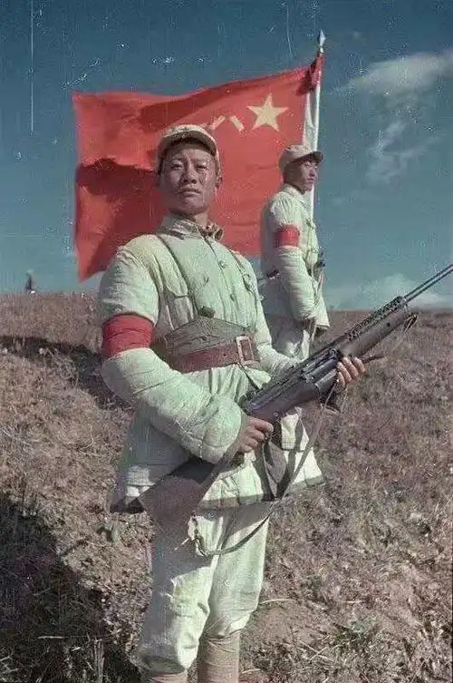 解放战争胜利后,战士紧握手中枪,为祖国和人民站岗!