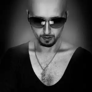 胡子头像男黑白坚强的白种人,留着胡子,太阳的黑白照片照片