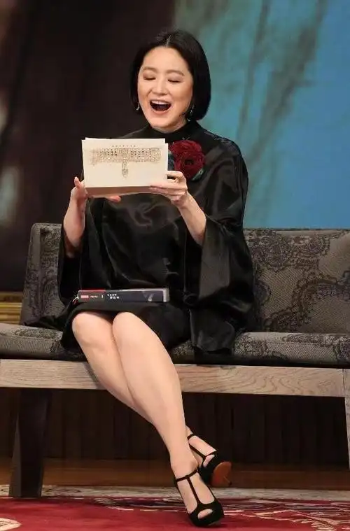 林青霞老是老了点,穿丝绸上衣配胸针挺贵气,这才是67岁真实模样