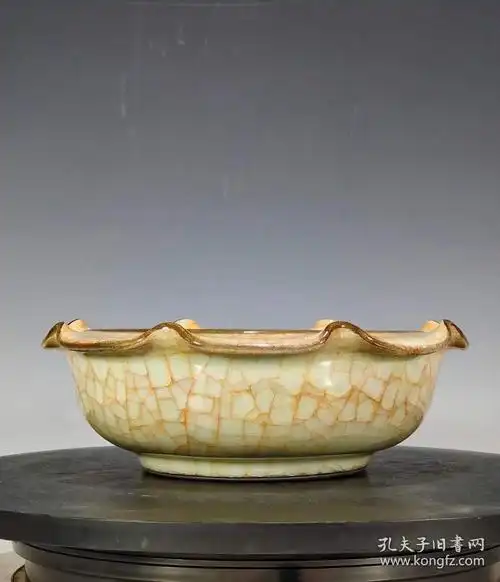 174_美品回流 宋官窑冰裂开片花口洗(卢吴出口公司卢芹斋出品)