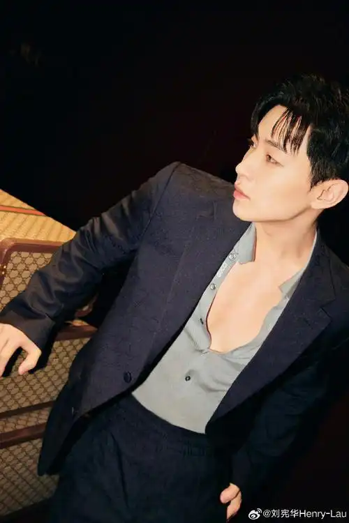 身材优越,与生俱来的气质让西装也独具氛围,大华西装半永久吧#刘宪华