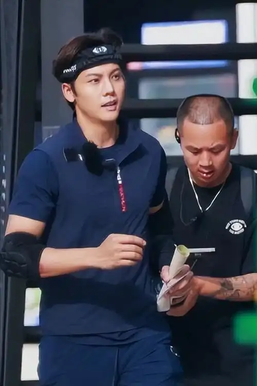 戏有点多angelababy站姐发陈伟霆照片两家粉丝愚人节唇枪舌战