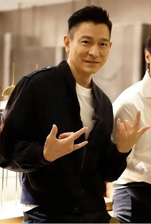 照片中,三位明星都是那样的帅气和美丽,当天,刘德华身穿黑色衬衫,内搭