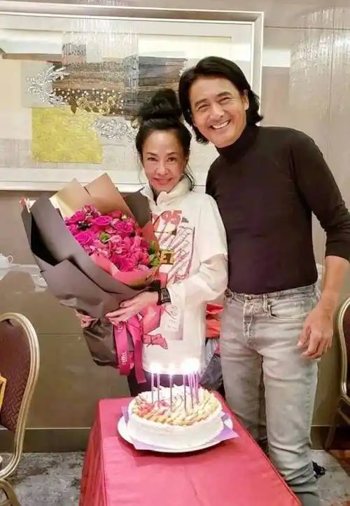 周润发带老婆参加活动穿西装胡子花白如老头陈荟莲黑裙像名媛