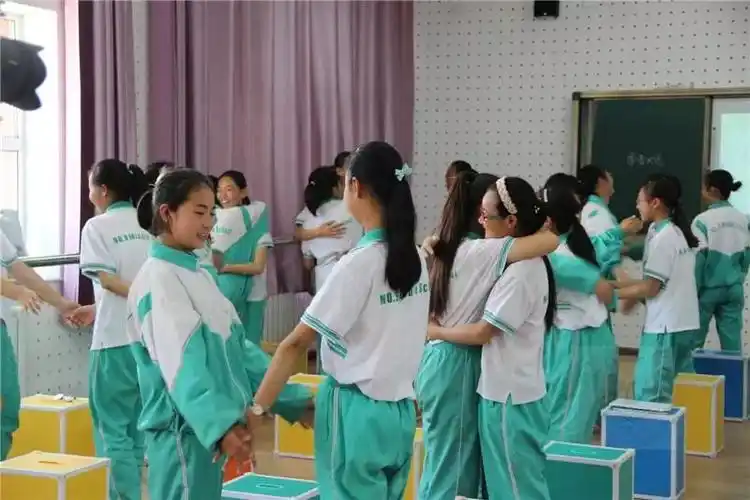 银川22所中学校服火了!网友:校服除了丑,没有缺点!_蓝色