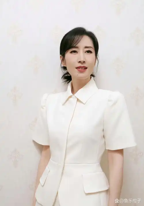 刘敏涛还是那般精致唯美,一股优雅从容的气质,呼之欲出,让人为之心醉