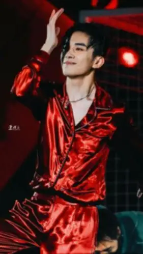 易烊千玺精致的名品锁骨,我想在里面游泳