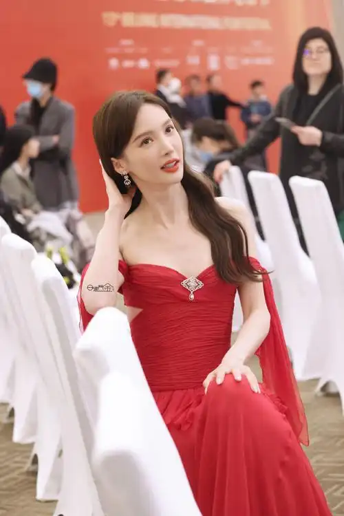 金晨红色抹胸纱裙##北影节开幕红毯