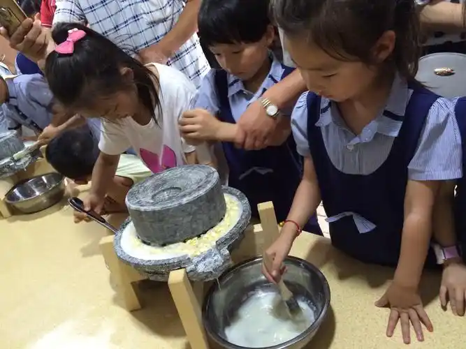 第一站:玉燕石磨坊,看我们做的纯手工豆浆,还不错吧