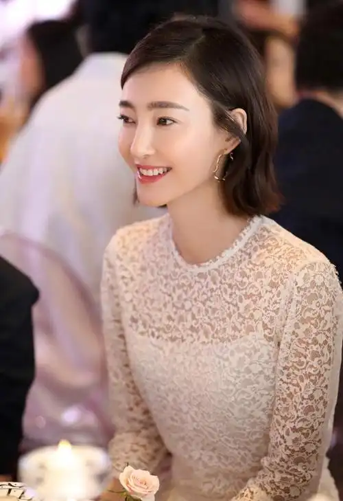 王丽坤真是美绝了,穿蕾丝白裙配齐耳短发清新减龄,好气质很吸睛