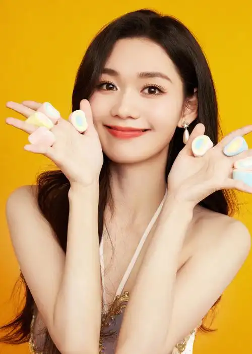 段奥娟穿着高跟凉鞋展示美腿,吸引全场目光