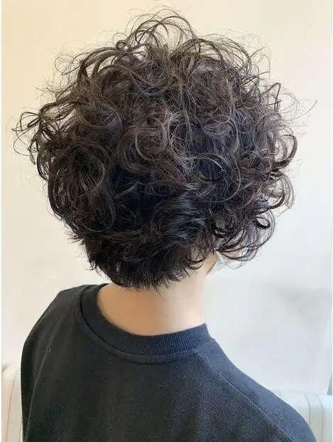 女士短发纹理烫,蓬松时尚显发量,喜欢短发的姐妹别错过