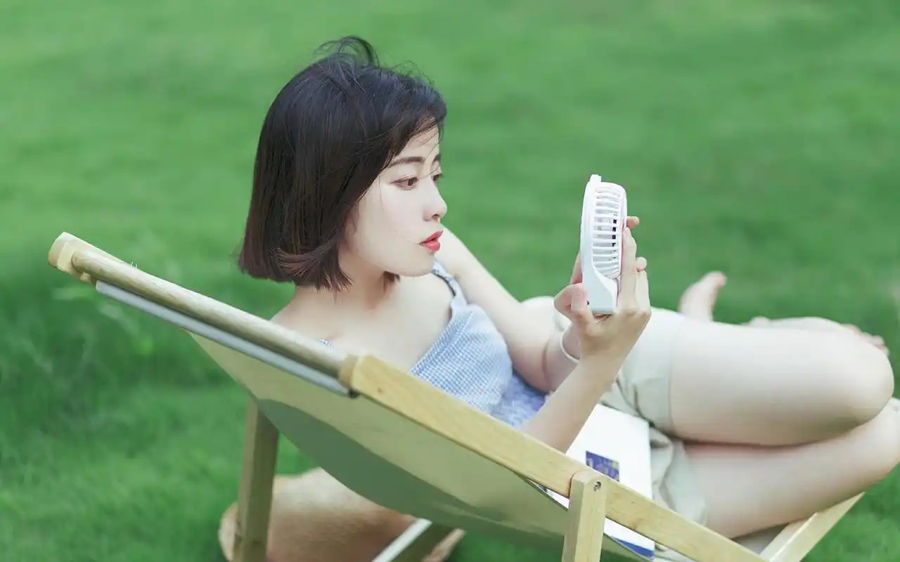 清新日系美女户外写真图片桌面壁纸