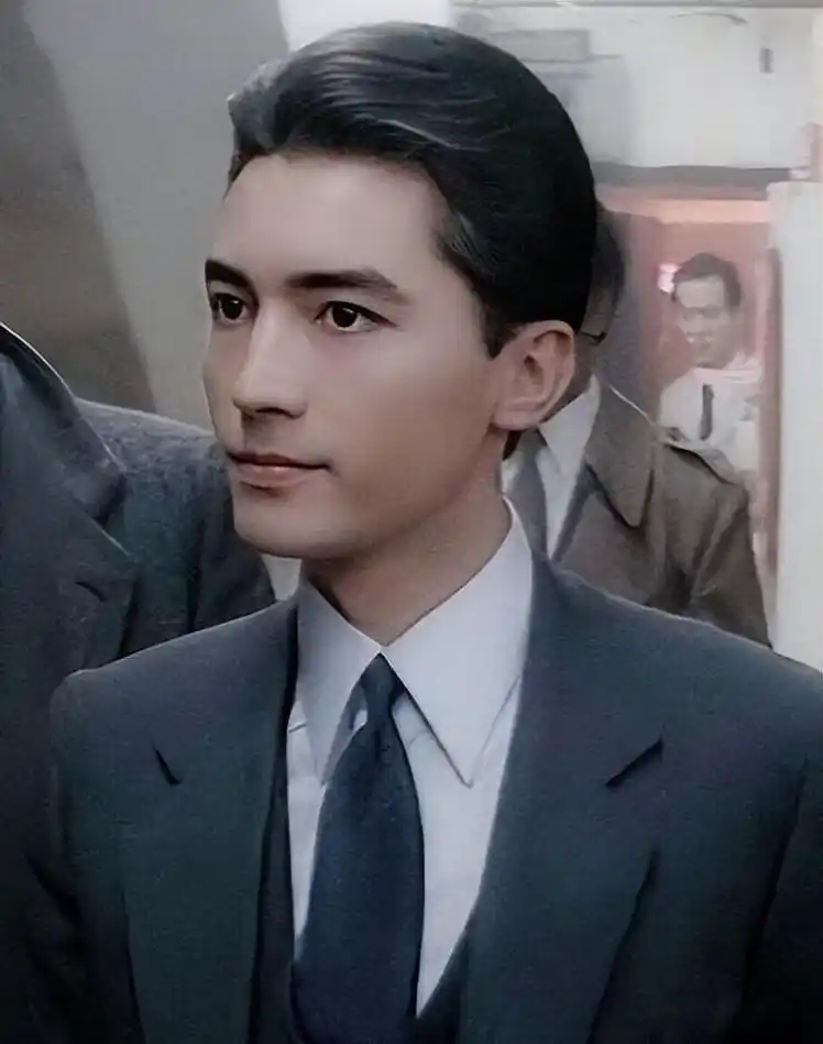 尊龙:亚洲第一美男 尊龙以"亚洲第一美男"的颜值而闻名,是继李小龙