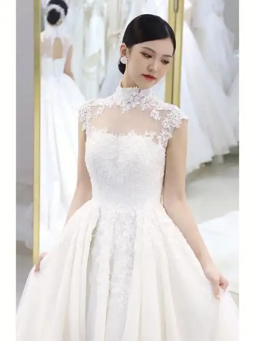 来看看这款蕾丝高领婚纱婚纱界永恒的经典