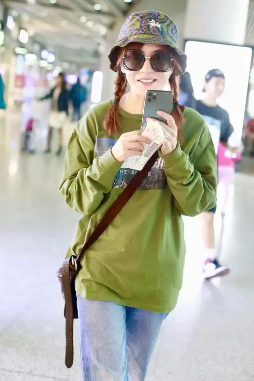 43岁赵薇近照太少女了!素颜扎麻花辫,叼机票俏皮似小燕子