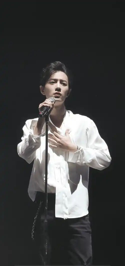 肖战的微博造型曝光白衬衣搭金边眼镜真是又帅又渣