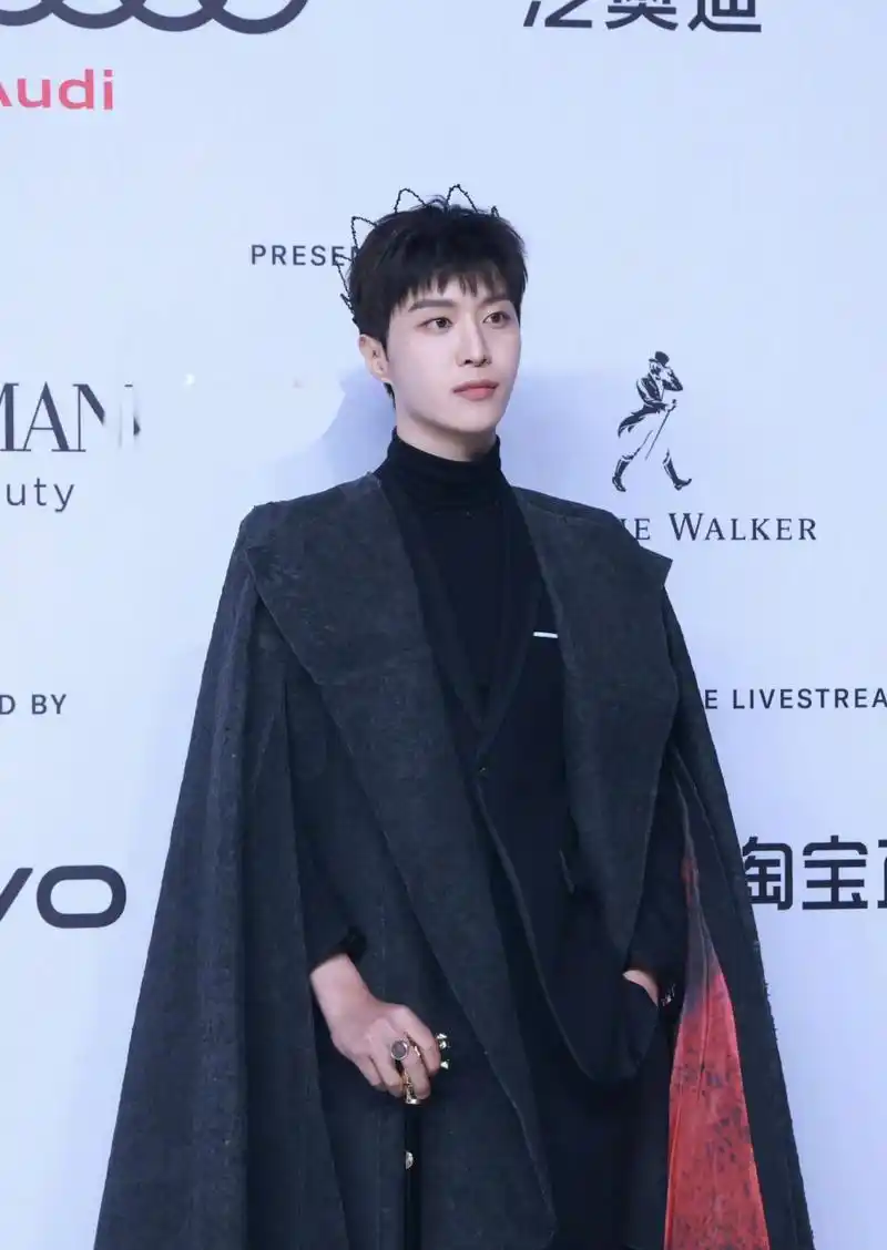 【范丞丞亮相gq】 今日范丞丞亮相某活动红毯,身着黑色长款风衣,神秘