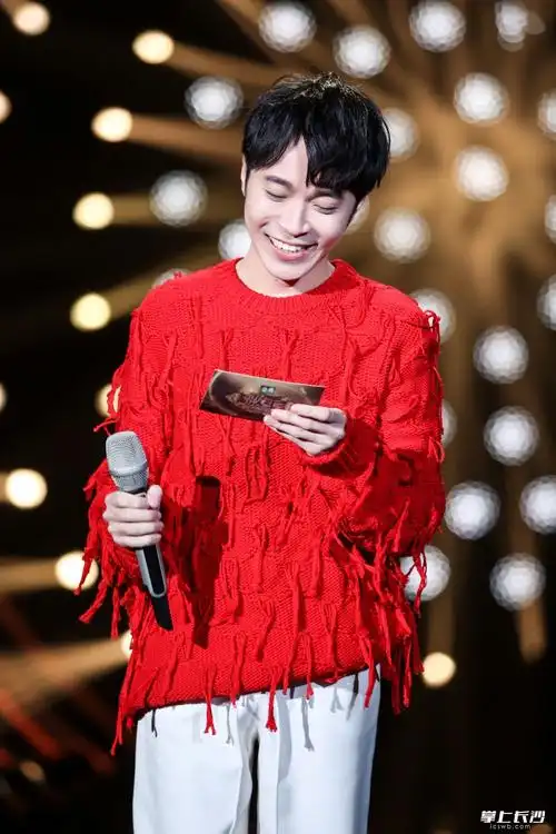 怎么看吴青峰当串讲人当事人自评是劳模本模