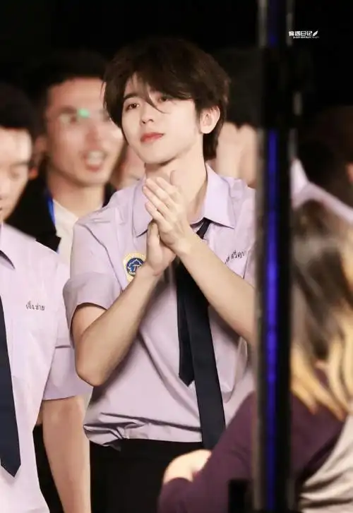 蔡徐坤粉色t恤泰国出发路透##蔡徐坤卷毛造型出发路透