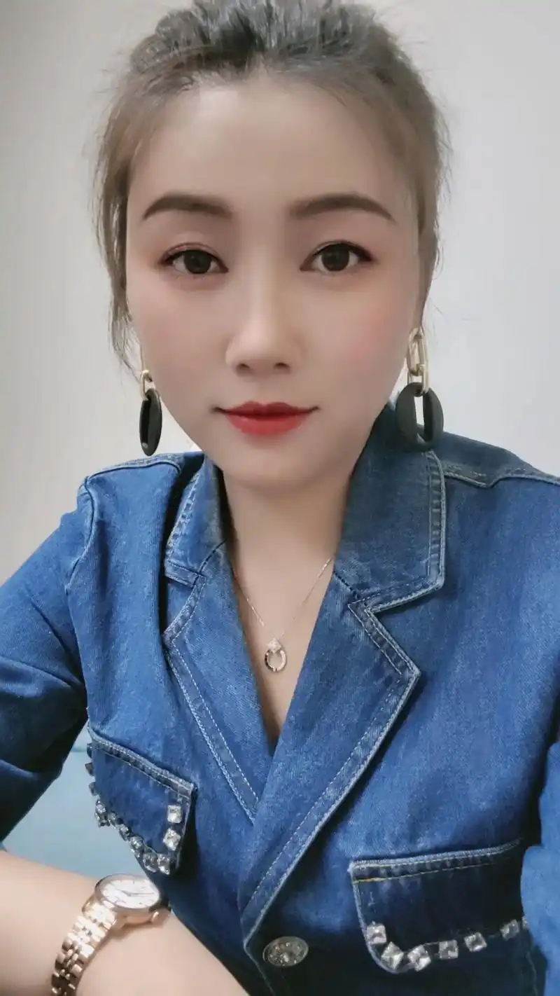 去喜欢那个很拽却为你低头的人,去珍惜那个很忙却为你有空的人, - 抖