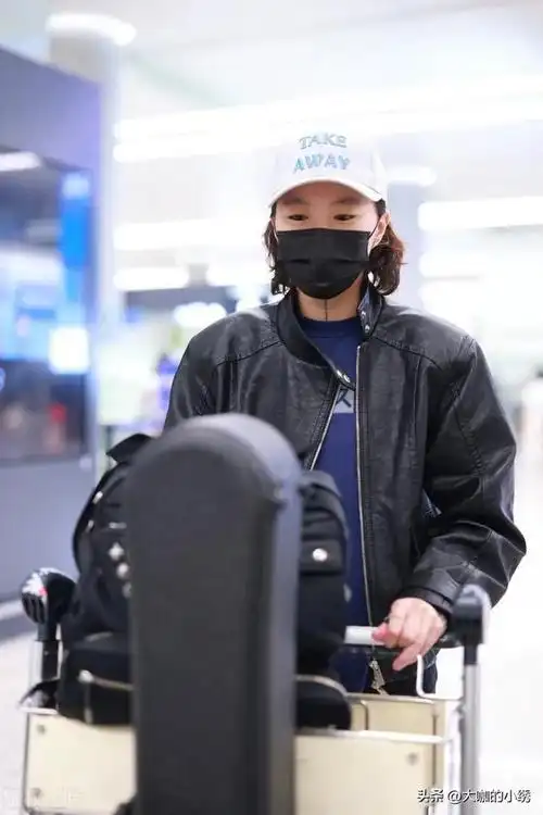 王菲女儿窦靖童现身上海机场身穿黑色皮衣搭配棒球帽活力洒脱