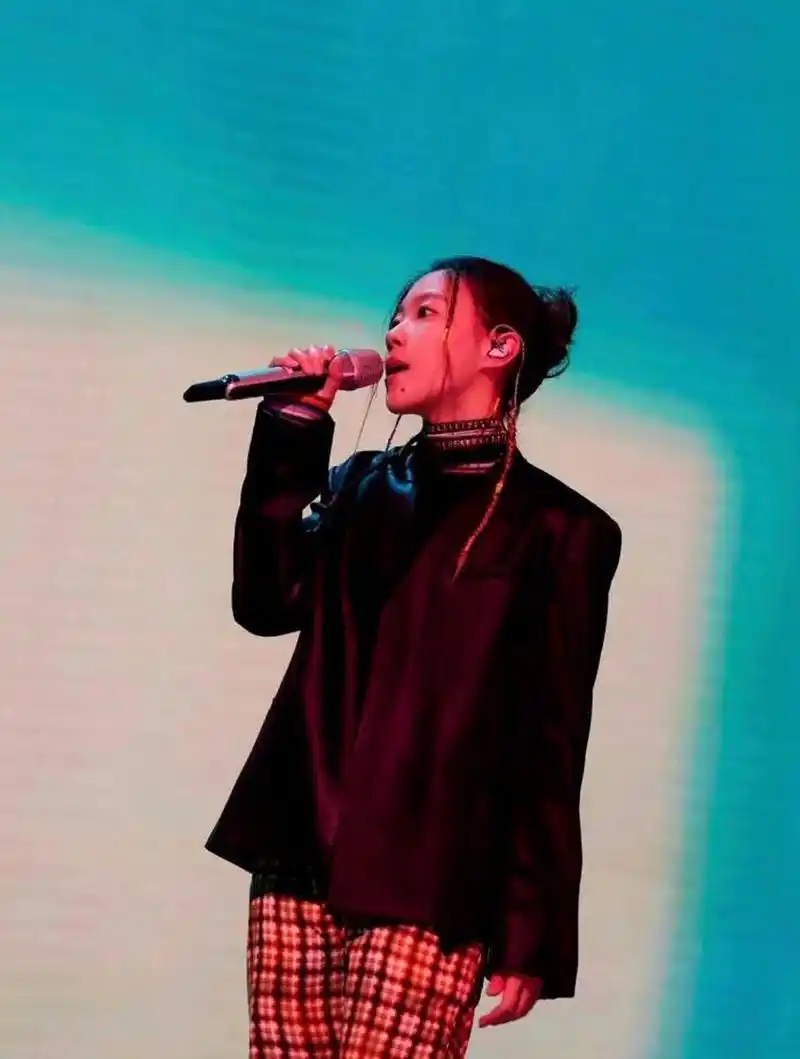 窦靖童这唱歌的姿势和体态越来越像妈妈王菲了,简直是翻版的存在!