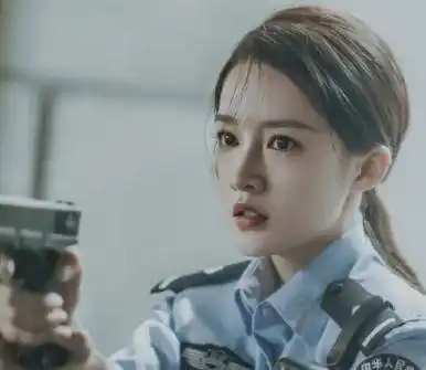 李沁新角色造型曝光,当她穿上警服那一刻,网友:在我心上开一枪