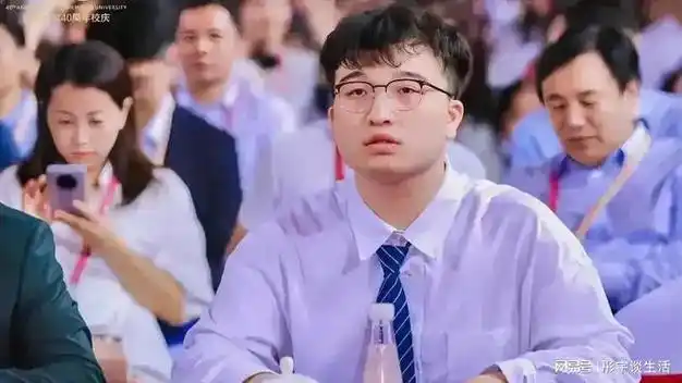 张宇峰不管是谁家的孩子,优秀是肯定的了;只要他赚的钱是合法的,都