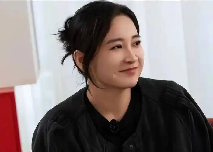 贾玲最新机场照曝身材反弹?一度瘦百斤如今真面目再现原形