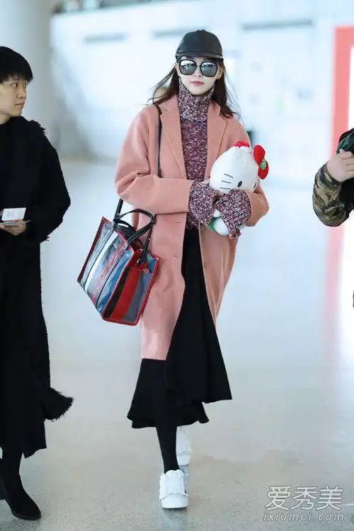明星最新机场街拍大衣才是冬季主打