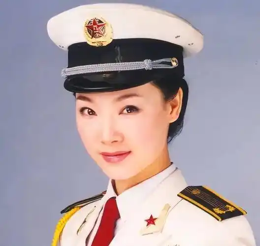 哈哈大笑,恨不得让所有人知道他的女儿现在不仅歌唱得好,还是一名军人