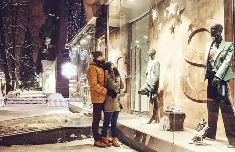 年轻夫妇在市中心散步, 晚上逛街照片