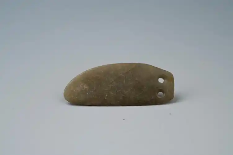 大汶口文化双穿孔青玉耳坠