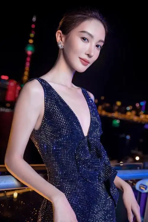 金晨深v黑色镶钻裙##金晨盘发气质