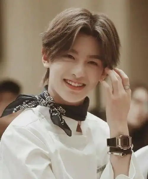 黄明昊急于摆脱软萌风格,转型硬汉,操之过急导致颜值降低