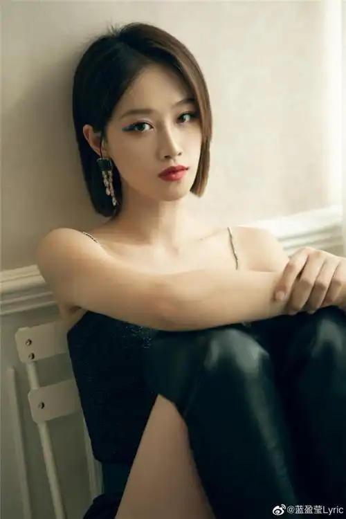 蓝盈莹身穿一件黑色吊带裙短发精致干练更显气质清冷