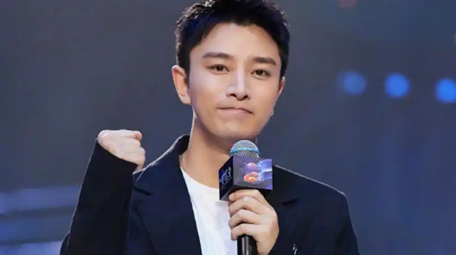 边冲浪边喝咖啡耍帅,浑身湿透肌肉紧实|贾乃亮|冲浪|浑身_新浪新闻