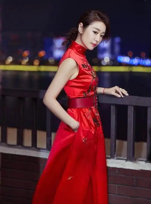 林心如穿红色中式礼服 诠释最美中国风