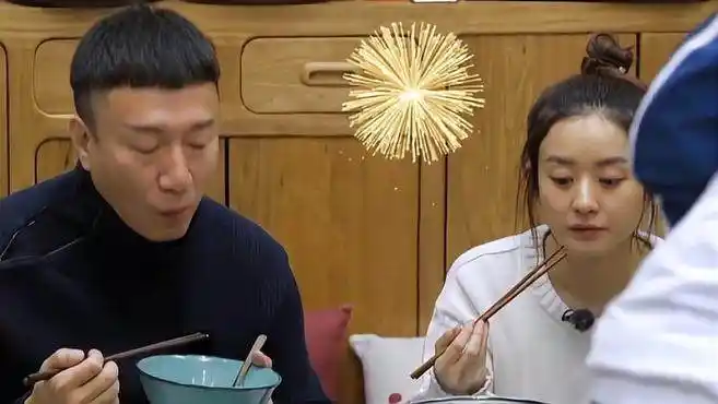 黄磊的赛螃蟹太牛了,赵丽颖吃一口就愣住了,眼神都是疑惑丨向往