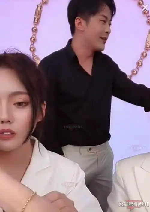 辛巴不慎曝光大女儿自责狂扇耳光岩少曝光辛巴未露面女儿照片