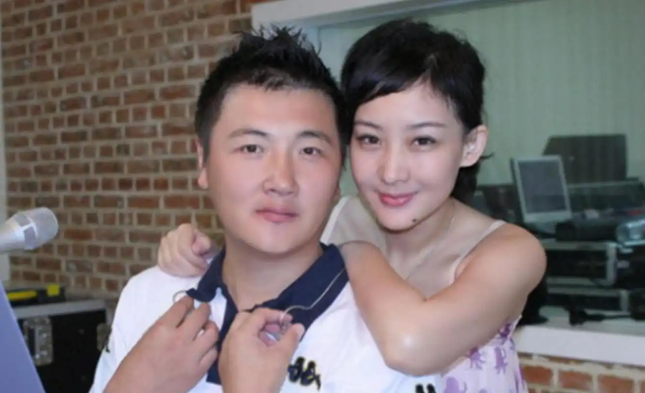 欣欣大度放手,结果却落得落花流水收买了红梅.